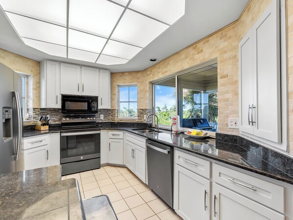 ثلاجة، ميكروويف، فرن، موقد طهي مسطح