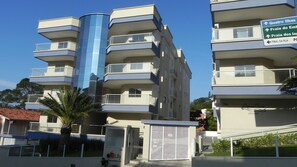 Vista frontal de la propiedad