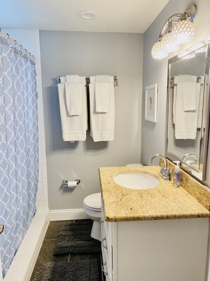 Douche, sèche-cheveux, serviettes fournies, savon