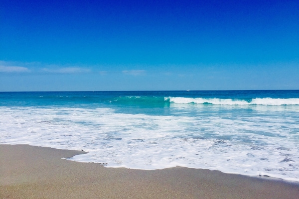 Na praia, espreguiçadeiras, toalhas de praia