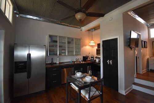 The Cottage in the Historic South Main Arts District, Walk Everywhere Downtown