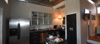 The Cottage in the Historic South Main Arts District, Walk Everywhere Downtown