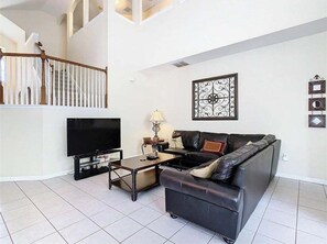 Älytelevisio, pöytätennispöytä, työhuone