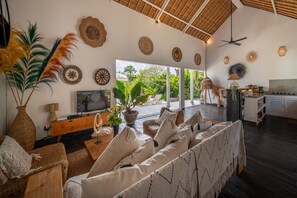 TV - MOANA POE (Uluwatu)