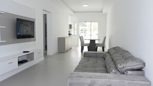 Apartment (1068) | Living room | Flat-screen TV - Lindo Apartamento 3 Suítes Próximo do Mar (Bombinhas)