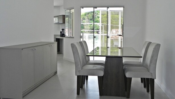 Apartment (1068) | In-room dining - Lindo Apartamento 3 Suítes Próximo do Mar (Bombinhas)