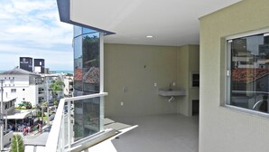 Apartment (1068) | Balcony - Lindo Apartamento 3 Suítes Próximo do Mar (Bombinhas)