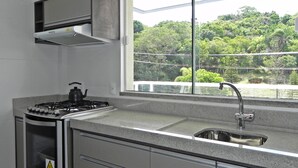 Apartment (1068) | Private kitchen | Full-size fridge, microwave, oven, cookware/dishes/utensils - Lindo Apartamento 3 Suítes Próximo do Mar (Bombinhas)