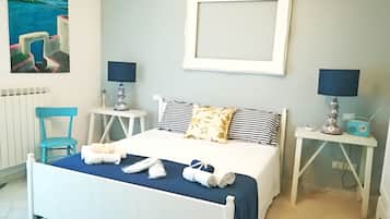 Deluxe appartement, 2 slaapkamers, keuken, uitzicht op de binnenplaats | 1 slaapkamer, luxe beddengoed, een kluis op de kamer, een bureau