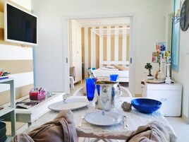 Luxury-Penthouse, 1 Schlafzimmer, Terrasse, Turm | Essbereich im Zimmer