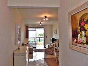 Căn hộ, quang cảnh biển (1038) | Phòng khách | TV màn hình phẳng 