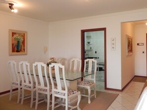 Apartamento, vista para o mar (1038) | Opções para refeição no quarto