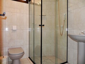 Apartemen, pemandangan laut (1038) | Kamar mandi | Shower dan handuk