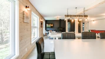 Comfort Chalet, 4 Bedrooms | In-room dining