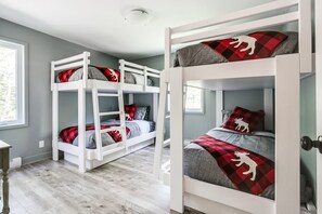 Comfort Chalet, 4 Bedrooms | 4 bedrooms, free WiFi, bed sheets