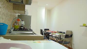 Geladeira, micro-ondas, fogĂŁo, cooktop