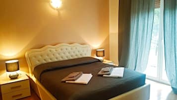 4 camere, una scrivania, insonorizzazione, ferro/asse da stiro