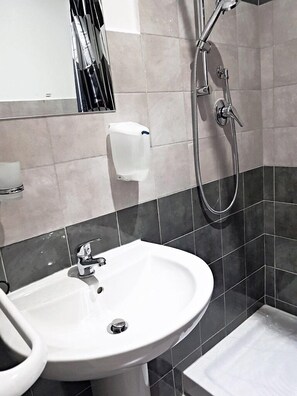 Duschwanne, Haartrockner, Bidet, Handtücher