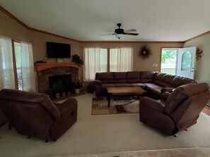 Smart TV, fireplace, DVD player, foosball - Beautiful Home on Lake Washington - Pontoon Included with Rental! (Darwin)