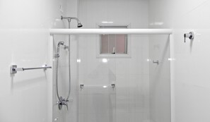 Apartment (1069) | Badezimmer | Dusche, Handtücher