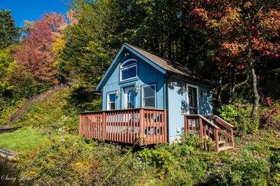 Beautiful Teeny Tiny Cottage On Lake Eden, directly on the water front