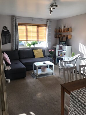 Books, printers - Homely one bedroom flat near Canary Wharf, the O2 and ExCel (London)