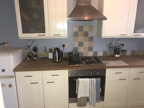 Fridge, oven, stovetop, coffee/tea maker