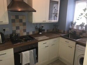 Fridge, oven, stovetop, coffee/tea maker - Homely one bedroom flat near Canary Wharf, the O2 and ExCel (London)