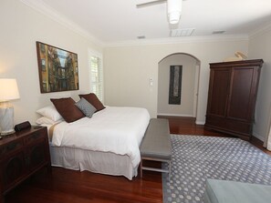 4 bedrooms, iron/ironing board, free WiFi, bed sheets - Chic Pet Friendly Lido Key Home w Pool Near Beach & Shops: Rondy Home by RVA (Sarasota)