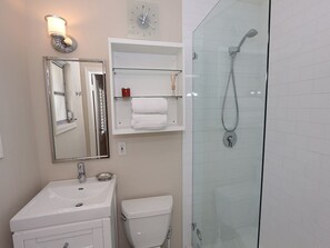 Combined shower/tub, hair dryer, towels - Chic Pet Friendly Lido Key Home w Pool Near Beach & Shops: Rondy Home by RVA (Sarasota)
