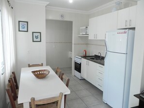 Apartemen | Dapur pribadi | Lemari es besar, microwave, oven, dan kompor