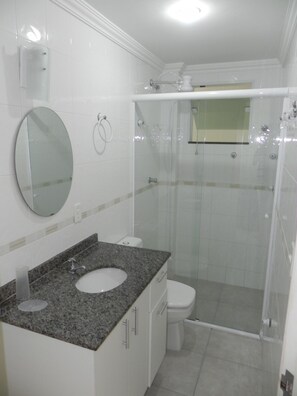 Apartment | Badezimmer | Dusche, Handtücher