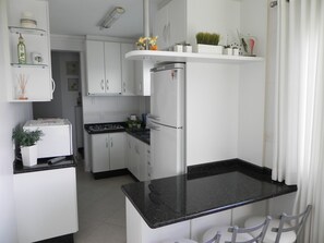 Apartamento (1072) | Cozinha privada | Geladeira grande, micro-ondas, fogão