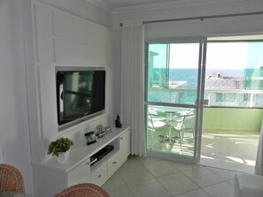 Appartement (1072) | Woonkamer | Flatscreentelevisie