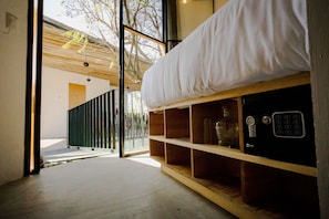 Chambre simple de base, 1 lit double | Literie hypoallergénique, couette en duvet, coffre-fort