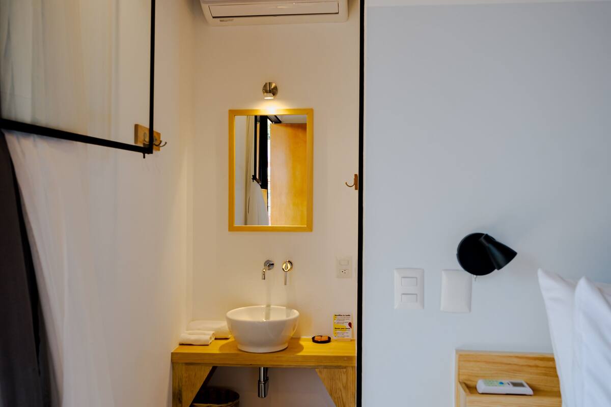 basic single room, 1 queen bed | bathroom sink