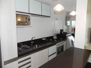 Departamento, hidromasaje (1035) | Cocina privada | Refrigerador con congelador, microondas, horno y parrilla de estufa 