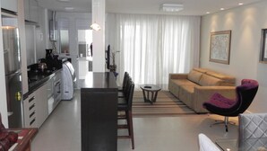 Apartment, Hot Tub (1035) | Living room - Apto Alto Padrão Com Banheira de Hidro (Bombinhas)