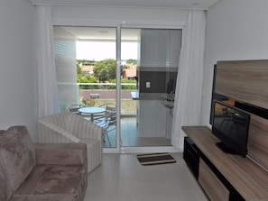 Apartamento (1032) | Área de estar | TV de tela plana