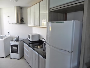 Apartamento (1032) | Cozinha privada | Geladeira grande, micro-ondas, fogão, cooktop