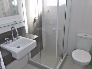 Shower, towels - Apto Alto Padrão 50m do Mar (Bombinhas)