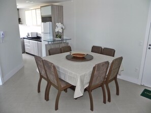 Apartamento (1032) | Opções para refeição no quarto