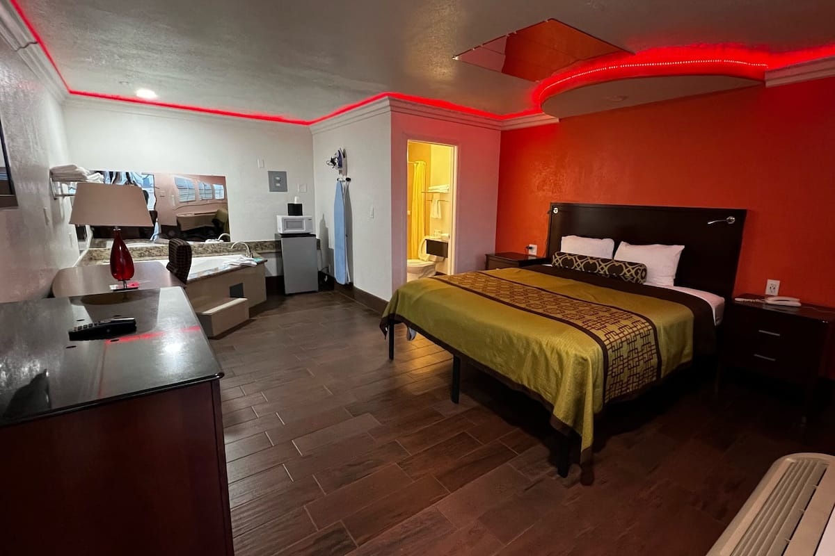 Romantic Room, 1 King Bed | Desk, free WiFi, bed sheets