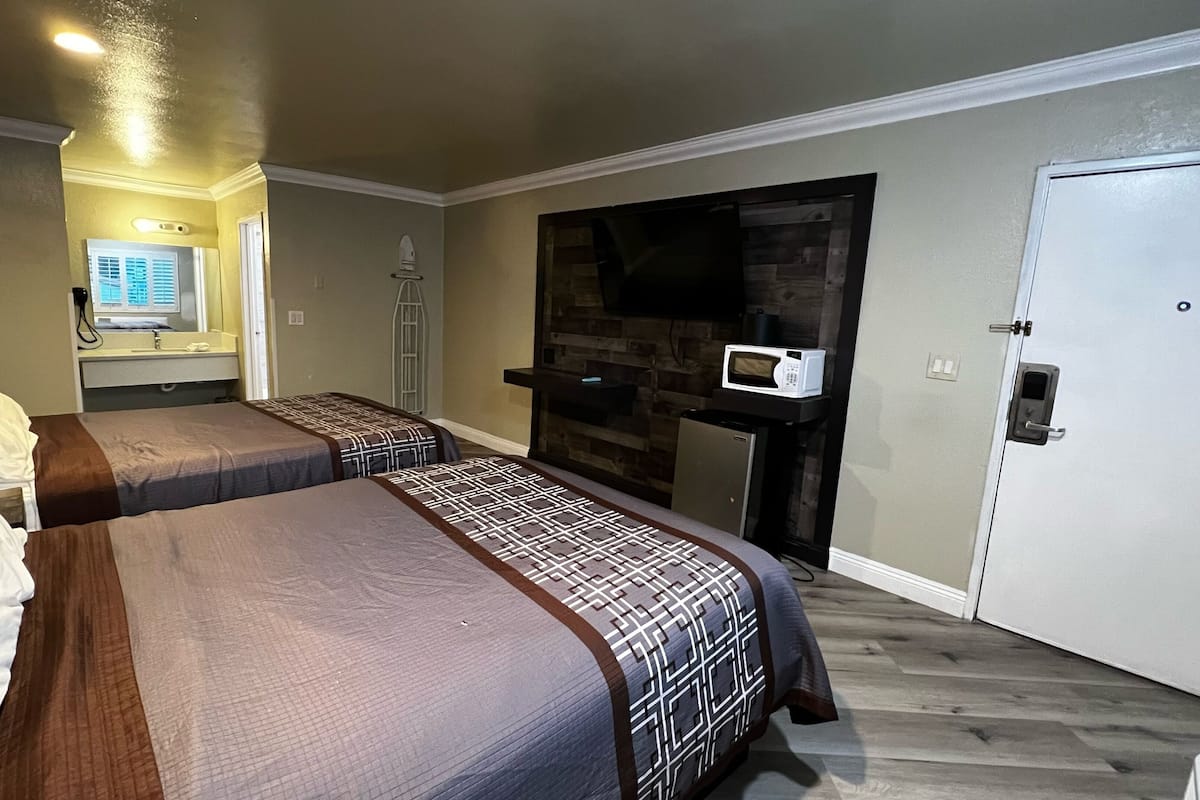 Deluxe Queen Room with Two Queen Beds | Desk, free WiFi, bed sheets
