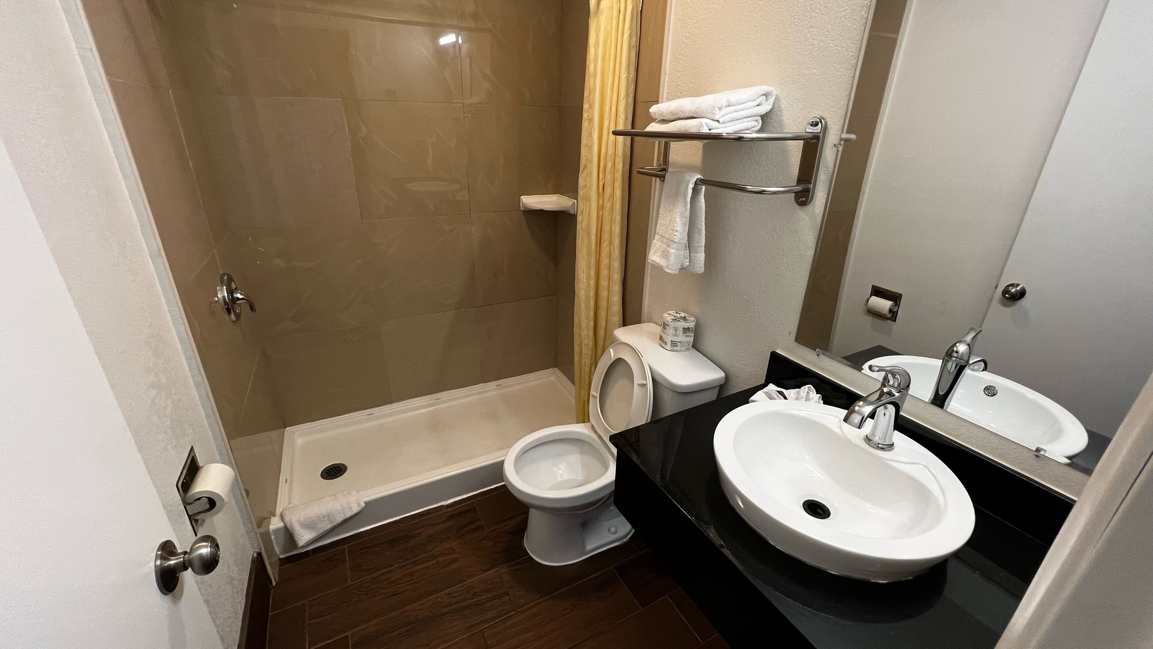 Romantic Room, 1 King Bed | Bathroom | Shower, towels