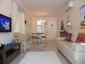 Apartamento (1064) | Zona de estar | Una televisión de pantalla plana