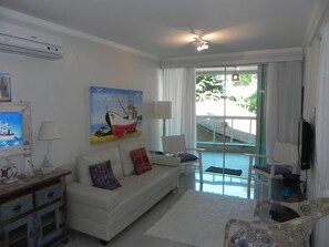 Apartamento (1064) | Sala de estar | Una televisión de pantalla plana