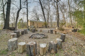 Property grounds - Cozy Rogers Studio Apt w/ Lake Access & Fire Pit! (Rogers)
