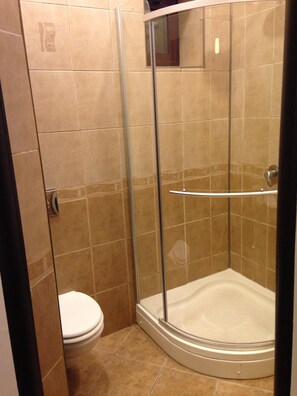 Ducha, secador de pelo, toallas