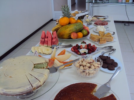 Café da manhã com buffet grátis todos os dias. Laf Hotel